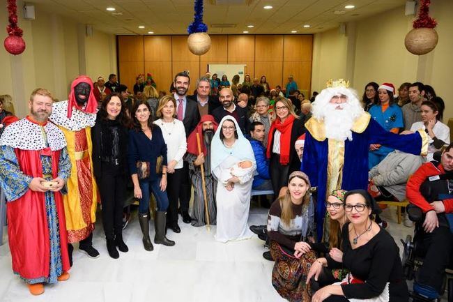 El alcalde participa en el desayuno navideño de FAAM