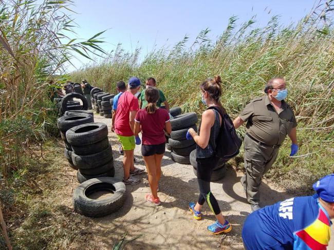 Jóvenes retiran más de un centenar de neumáticos de Punta Entinas