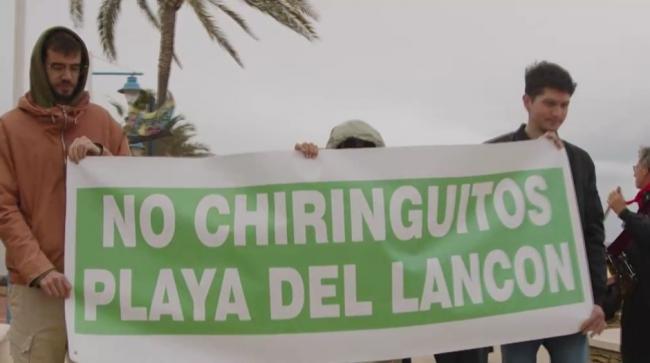 Protesta en Carboneras contra la construcción de chiringuito en la playa