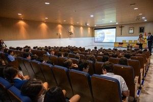 Alcaldesa de Almería promueve políticas sostenibles en encuentro con estudiantes