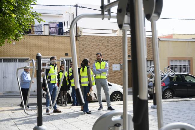 El alcalde visita Regiones tras mejorar asfaltado y acerado e instalar un parque biosaludable