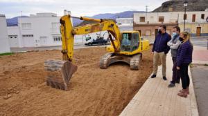 El Ayuntamiento de Berja pavimenta la explanada del Centro Social de Benejí