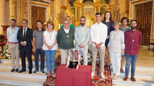 El Almería ofrece a la Virgen del Mar el ascenso y el título de campeón