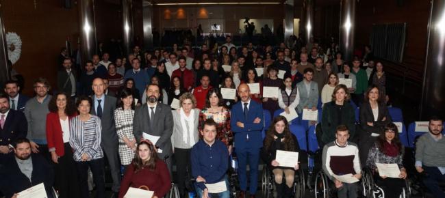 La Fundación ONCE otorga 2 becas a universitarios con discapacidad