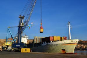 Cosentino trae a la segunda mayor naviera del mundo al Puerto de Almería