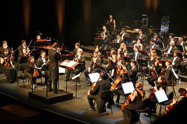 Royal Film Concert Orchestra llena el Teatro Auditorio de Roquetas con bandas sonoras