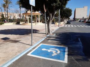 Vícar señaliza un centenar de plazas de parking para discapacitados