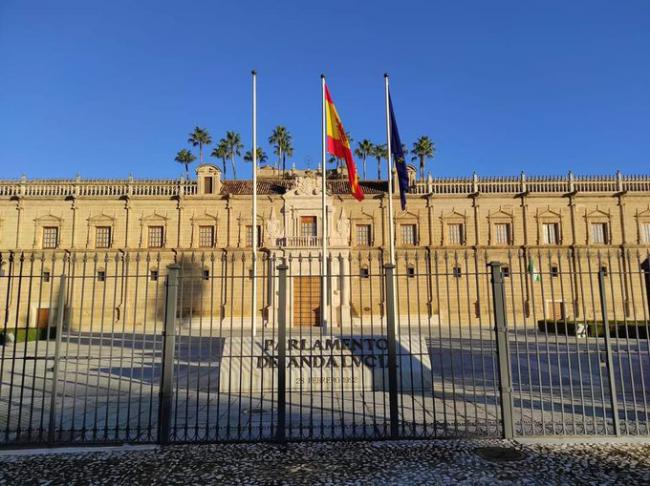 La 'casual' rotura de la bandera andaluza en el Parlamento incendia las redes