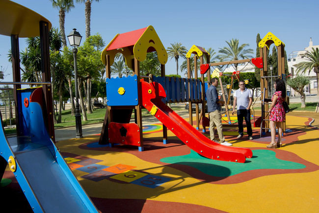 Carboneras renueva la zona de juegos infantiles del Parque Andaluz