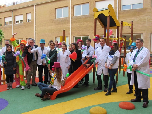 El Hospital de Poniente abre un nuevo parque infantil y mejora la atención pediátrica