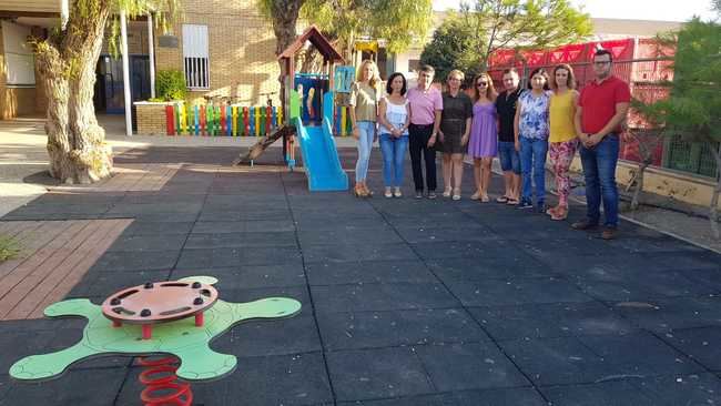 El colegio de Palomares estrena parque infantil