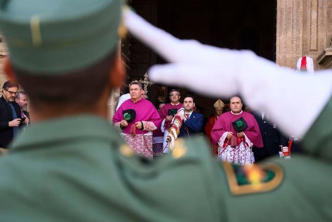 El Pendón preside la restaurada fachada del Ayuntamiento