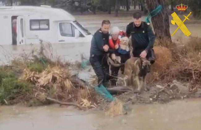 Rescatadas dos personas octogenarias atrapadas por una riada en Cuevas del Almanzora