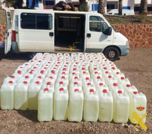 Incautan 2900 litros de gasolina en una furgoneta cerca de la playa