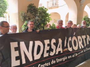 Los cortes de luz en la Chanca llevan a un grupo de vecinos a manifestarse en el Ayuntamiento