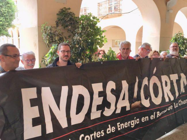 Los cortes de luz en la Chanca llevan a un grupo de vecinos a manifestarse en el Ayuntamiento