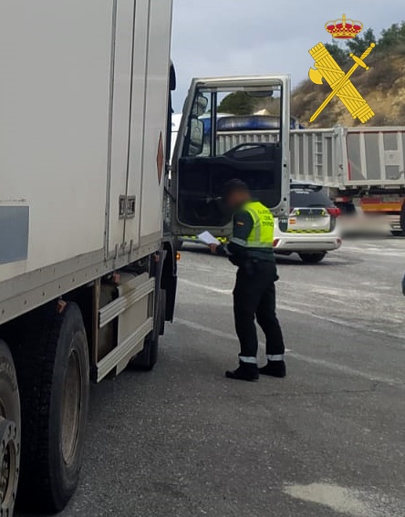 Interceptan al conductor de un camión de mercancías peligrosas que circulaba drogado