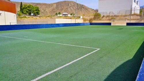 El Ayuntamiento de Berja aprueba la renovación del césped de la pista de fútbol indoor