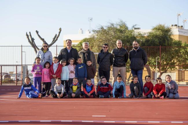 El Ayuntamiento invierte en el mantenimiento de las dos pistas del CEIP 'Virgen del Mar'