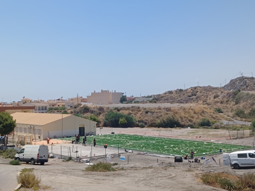 Comienza la construcción de un campo de fútbol y una pista de pádel en Villaricos