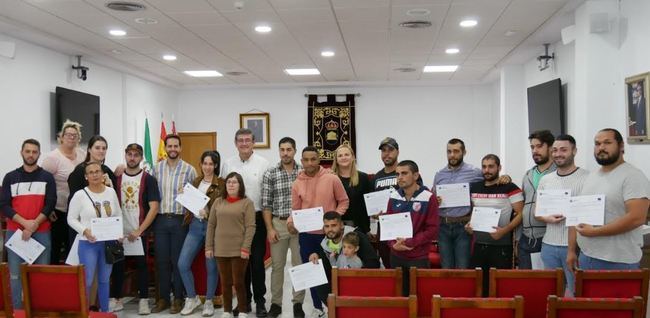 Diploma para los beneficiarios de la Iniciativa de Cooperación Local de Adra