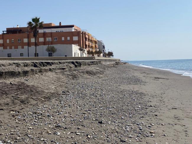 Góngora: “La construcción de espigones es adecuada para estabilizar la Playa de Balerma”