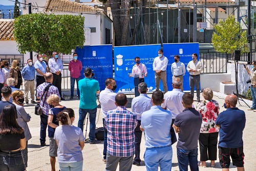 Los vecinos de ‘El Higueral’ de Tíjola estrenan piscina y conocen el proyecto del futuro Tanatorio