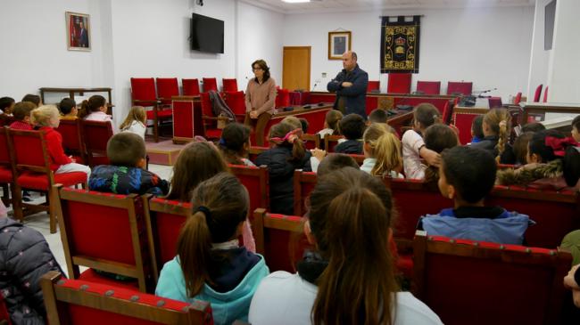 Estudiantes del CEIP San Fernando realizan una visita educativa al Ayuntamiento de Adra