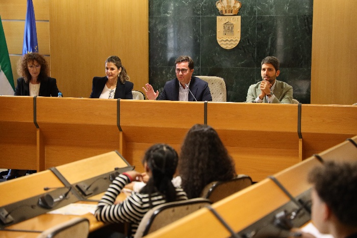 Estudiantes de El Ejido reivindican sus derechos en el Ayuntamiento