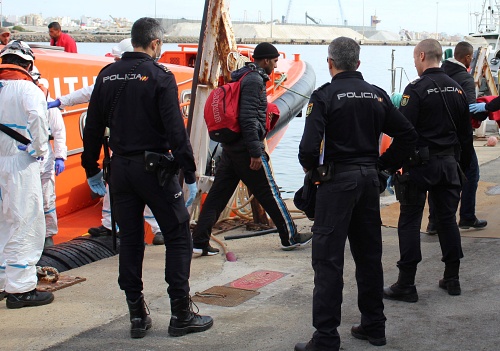 A prisión los patrones de una patera rescatada con 35 personas a bordo