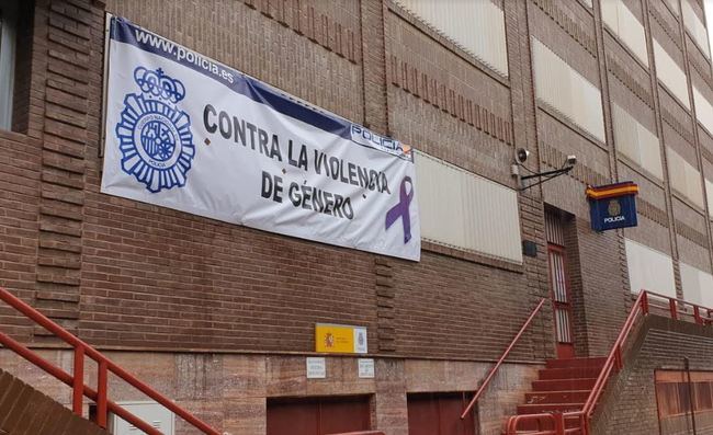 La Policía Nacional de Almería pone el lazo contra la violencia de género