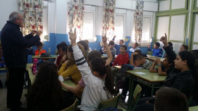 Alumnos del CEIP Blas Infante pregunta al alcalde de Vícar