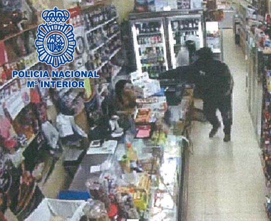 Detenidos tras asaltar dos tiendas '24 horas'