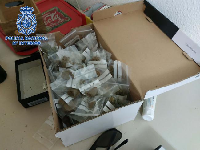 La Policía le atiende al autolesionarse con un cuchillo y acaban descubriendo un almacén de droga