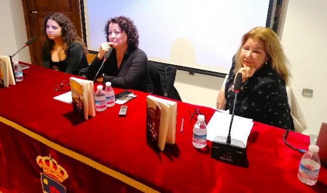 María Sierra presenta sus obras ‘Si te cuento la verdad’, Vuelo sin ti’ y ‘Un lugar en mi memoria’ en Roquetas