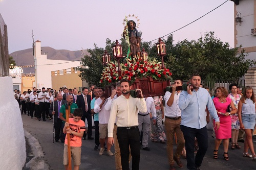 El barrio de San Roque de Berja honra a su patrón