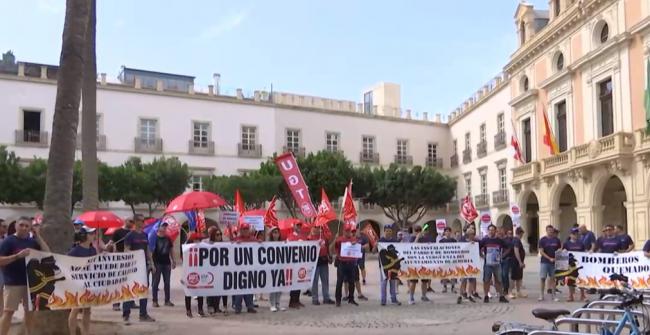 Funcionarios municpales protestan en la Plaza de la Constitución