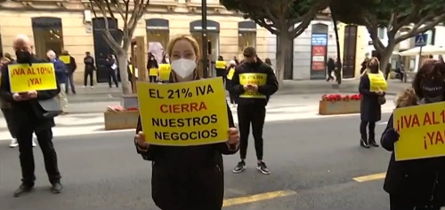 Las peluquerías de Almería protestan ante Hacienda