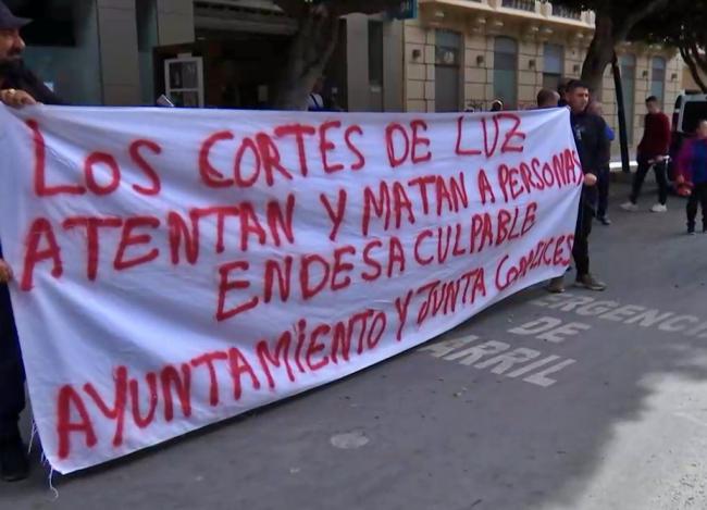 Vecinos del Puche cortan el Paseo Almería por los cortes de luz