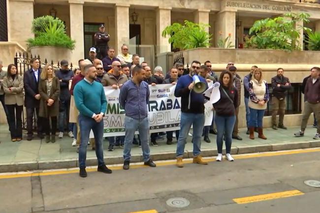 Policías y Guardias Civiles exigen mejoras ante la subdelegación del gobierno en Almería