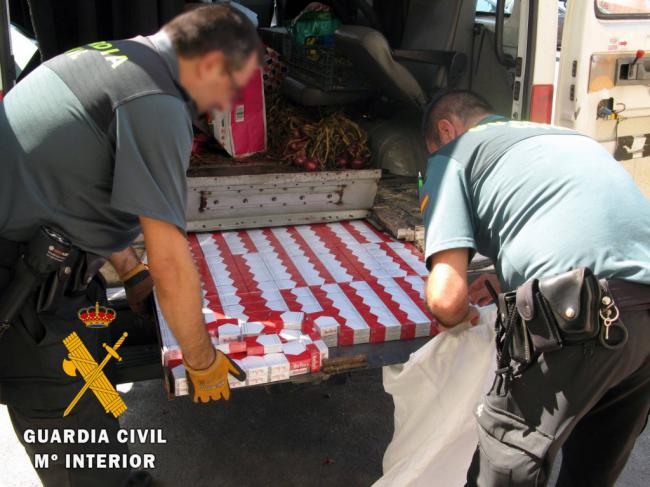 3250 cajetillas de tabaco en el doble fondo de un furgón en el puerto de Almería