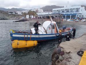 Retiran una embarcación varada en la Isleta del Moro en diciembre