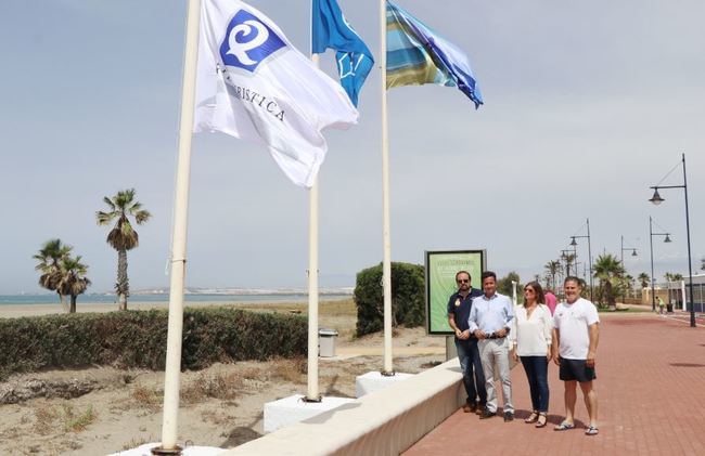 Las cuatro Banderas Azules y 'Q de calidad' ya ondean en las playas de El Ejido