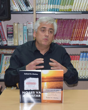 Rafael M. Martos presenta el jueves ‘Más allá del cementerio azul’ en la Biblioteca de Roquetas