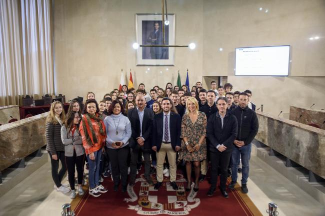 El concejal Carlos Sánchez recibe a medio centenar de alumnos franceses