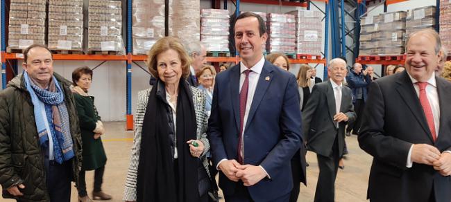 El subdelegado acompaña a la Reina Sofía en su visita al Banco de Alimentos