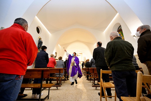 El Alquián recupera su iglesia tras mes y medio de obras