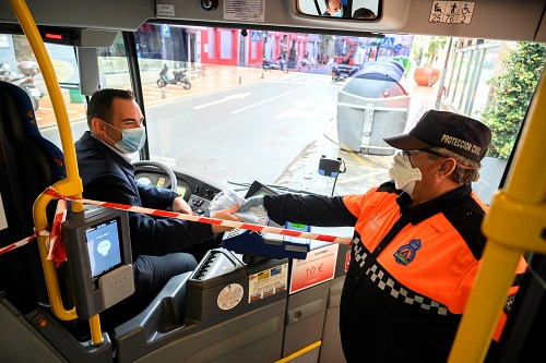 Protección Civil reparte 20.000 mascarillas entre los usuarios del bus urbano