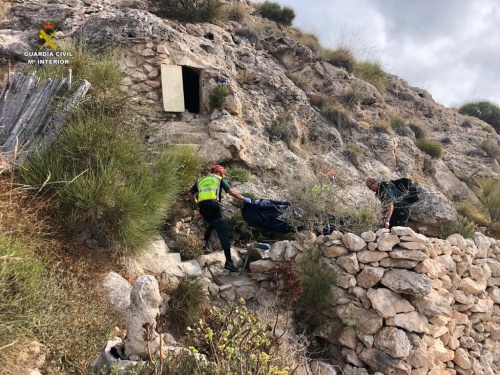 La Guardia Civil rescata el cadáver de una persona en una cueva de difícil acceso en Las Negras