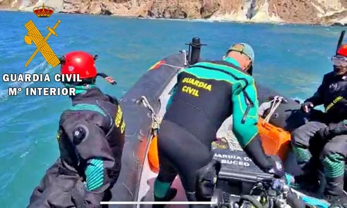 La Guardia Civil rescata el cadáver de dos personas en la playa Cala Rajá -Níjar